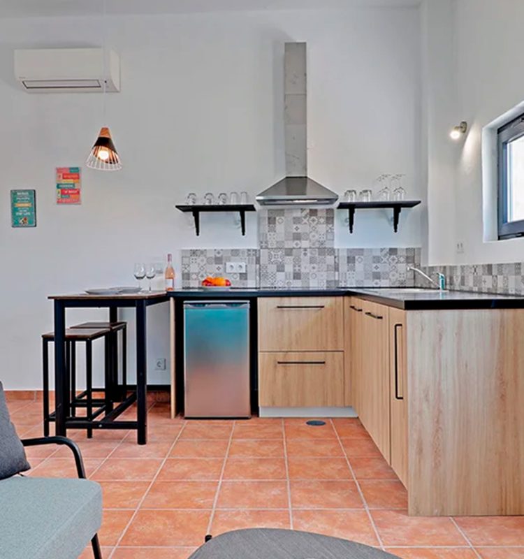 Uitzicht op volledig uitgeruste keuken bij Quinta de Verde, accommodatie omgeven door natuur in de Algarve.